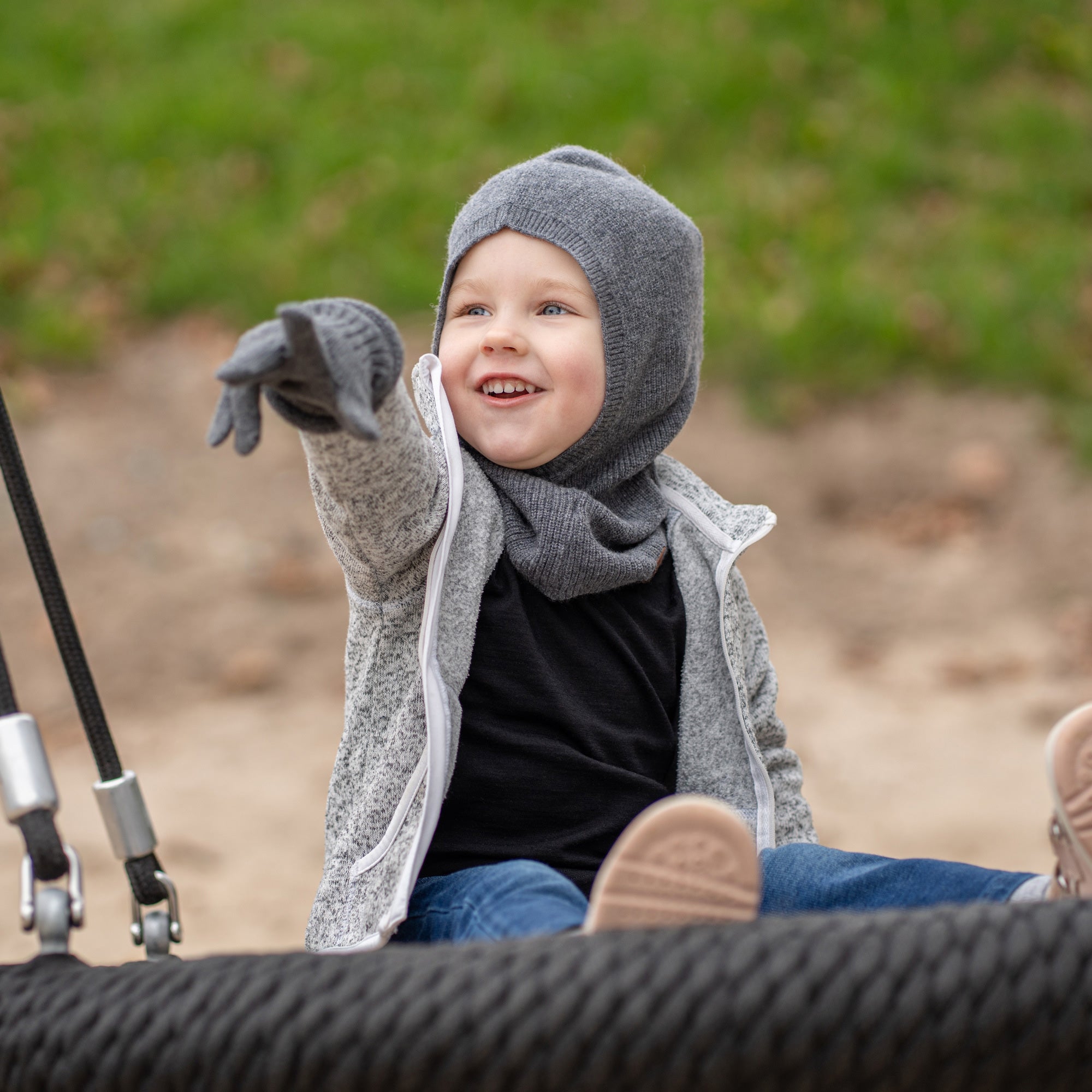 Packshot of Menique Kids' Knit Gloves in the color pink in the white background