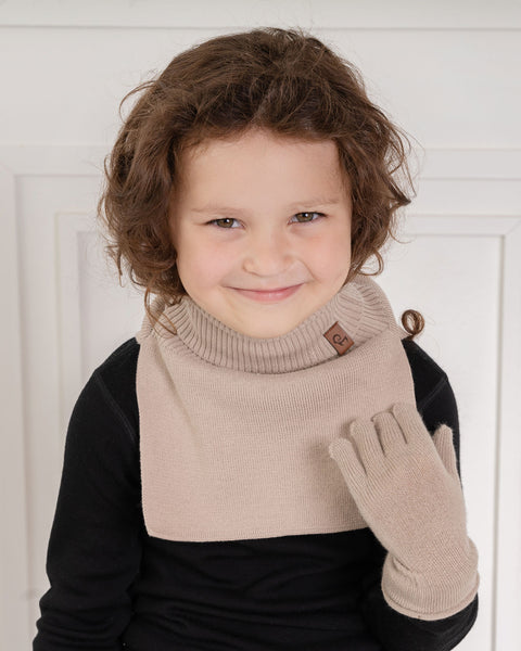 girl wearing the menique beige knit cotton gloves with a matching dickie.