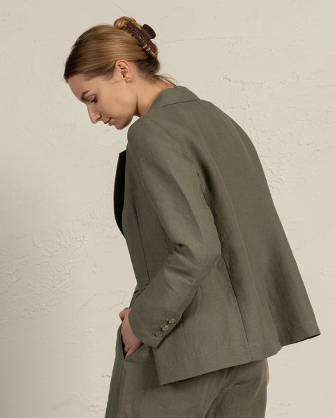 Side view of 100% Linen Blazer Quin in olive green, showing tailored fit and flap pockets on relaxed silhouette - Menique