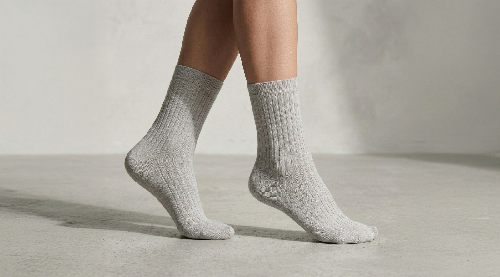 Women’s light gray merino wool ribbed crew socks, breathable temperature-regulating everyday socks with soft stretch fit